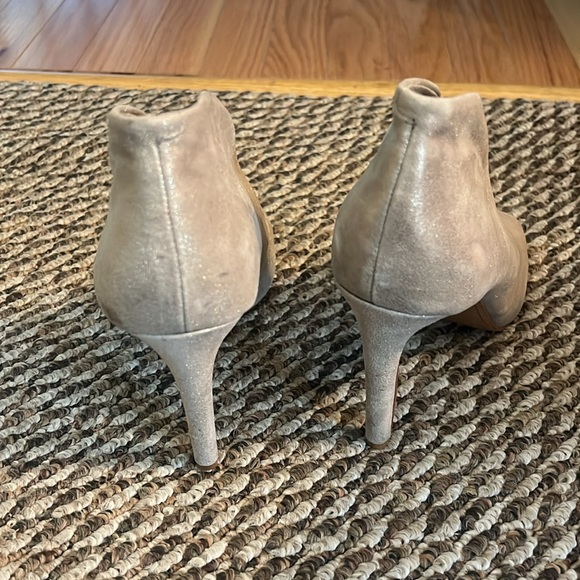 Vince Camuto gold tuxedo heels size 9.5 - Picture 4 of 7